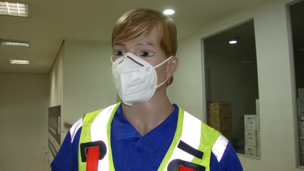 Maniquí con implementos de dotaciones industriales en Medellín