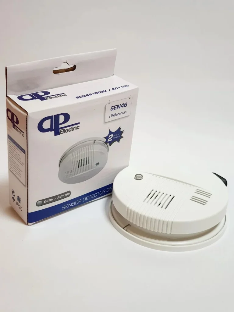 Detector de humo con su caja al lado