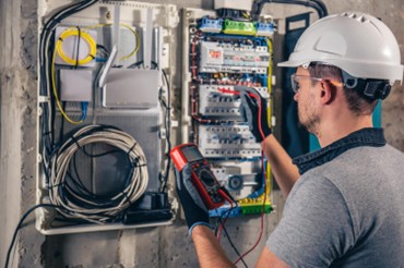 Hombre manipulando tablero eléctrico