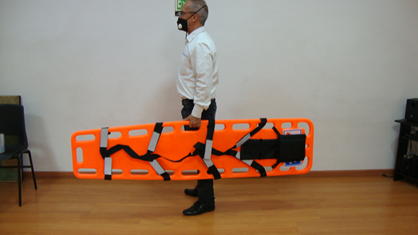 Señor sosteniendo camillas de emergencia