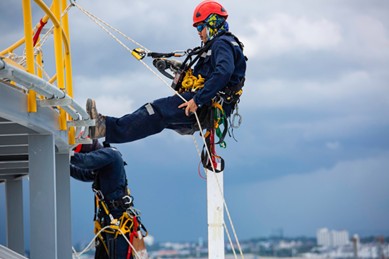 Hombre trabajando en altura con eslinga con absorbedor